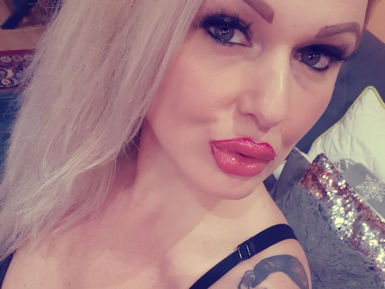 Halloo Jungs, ich bin eine blonde sexy mollige milf mit einem grossen sexy Popo..Ich liebe die Erotik,sex, rauchen, analsex,deinen Schw**nz,, Ich zeige mich sehr gerne vor der Cam und ich hoffe das dir meine Show gefällt..